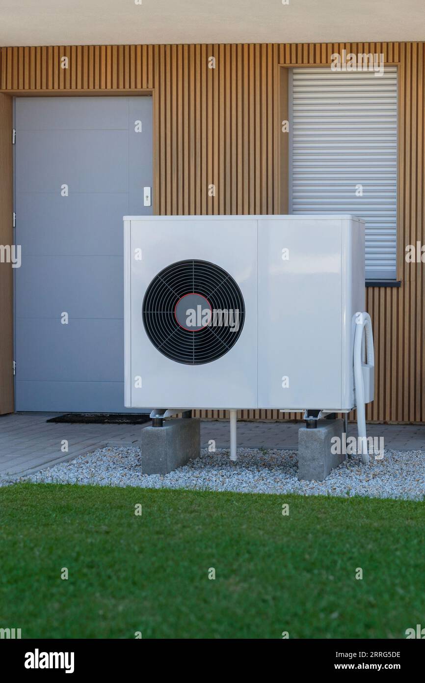 Pompa di calore ecocompatibile: Soluzione moderna per il riscaldamento domestico Foto Stock