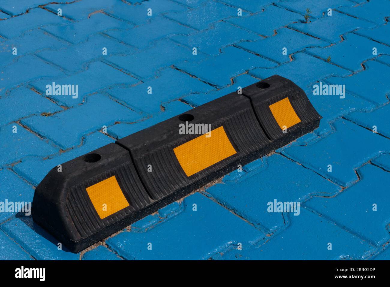 Sicurezza del parcheggio: Primo piano del finecorsa in gomma Foto Stock