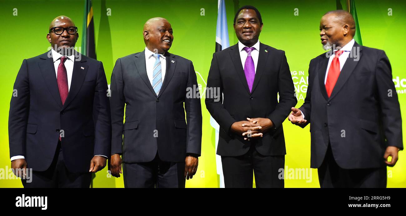 220509 -- CITTÀ DEL CAPO, 9 maggio 2022 -- Ministro sudafricano delle risorse minerarie ed energetiche Gwede Mantashe, Presidente dello Zambia Hakainde Hichilema, il presidente del Botswanan Mokgweetsi Masisi e il primo ministro della Repubblica Democratica del Congo Jean-Michel Sama Lukonde di R to L posano per una foto di gruppo durante l'investimento in African Mining Indaba a città del Capo, in Sudafrica, il 9 maggio 2022. I principali paesi minerari africani lunedì hanno evidenziato le grandi potenzialità e prospettive del settore minerario africano nei metalli verdi e in altri minerali, mentre si aspettano che gli investimenti nel settore portino maggiori benefici alla comunità locale Foto Stock