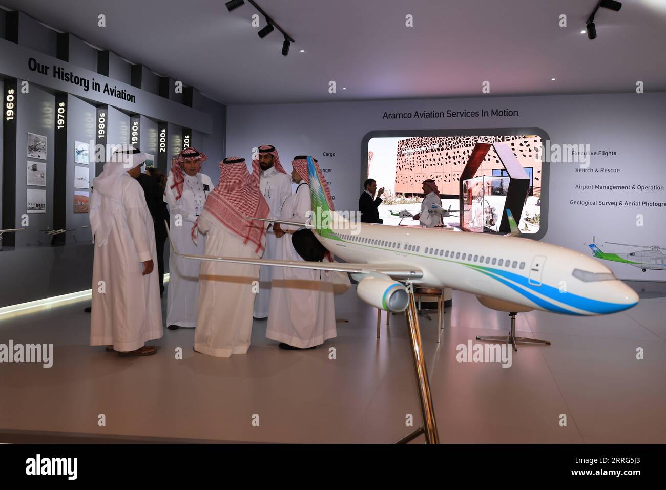 220509 -- RIYADH, 9 maggio 2022 -- la gente parla durante il Future Aviation Forum a Riyadh, Arabia Saudita, il 9 maggio 2022. L'autorità saudita dell'aviazione civile ha annunciato lunedì la sua iniziativa per preparare un quadro che faciliterebbe i viaggi internazionali. L'iniziativa è stata messa in evidenza durante l'apertura del Forum di tre giorni sull'aviazione del futuro, organizzato dall'Autorità generale dell'aviazione civile GACA dell'Arabia Saudita. ARABIA SAUDITA-RIYADH-FUTURE AVIATION FORUM WANGXHAIZHOU PUBLICATIONXNOTXINXCHN Foto Stock