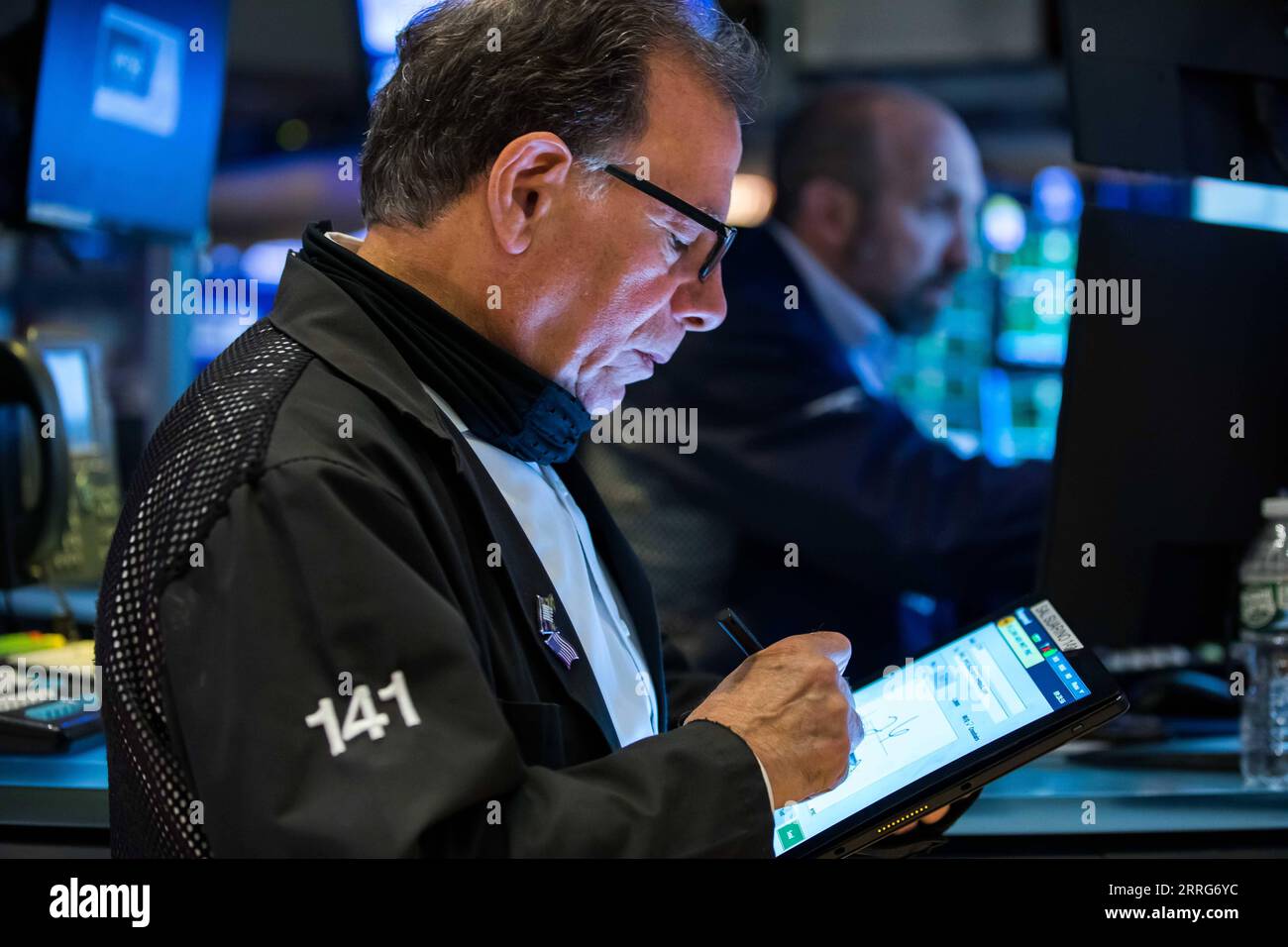 220512 -- NEW YORK, 12 maggio 2022 -- Un trader lavora alla Borsa di New York NYSE a New York, negli Stati Uniti, 11 maggio 2022. Mercoledì scorso le azioni statunitensi sono diminuite dopo che i dati hanno mostrato che le letture dell'inflazione di aprile sono state superiori al previsto. La media industriale di Dow Jones è scesa di 326,63 punti, o del 1,02%, a 31.834.11. La S&P 500 è diminuita di 65,87 punti, o del 1,65%, a 3.935,18. Il Nasdaq Composite Index è sceso di 373,43 punti, o 3,18%, a 11.364,24. /NYSE/Handout via Xinhua U.S.-NEW YORK-STOCK MARKET-FALL CourtneyxCrow PUBLICATIONxNOTxINxCHN Foto Stock