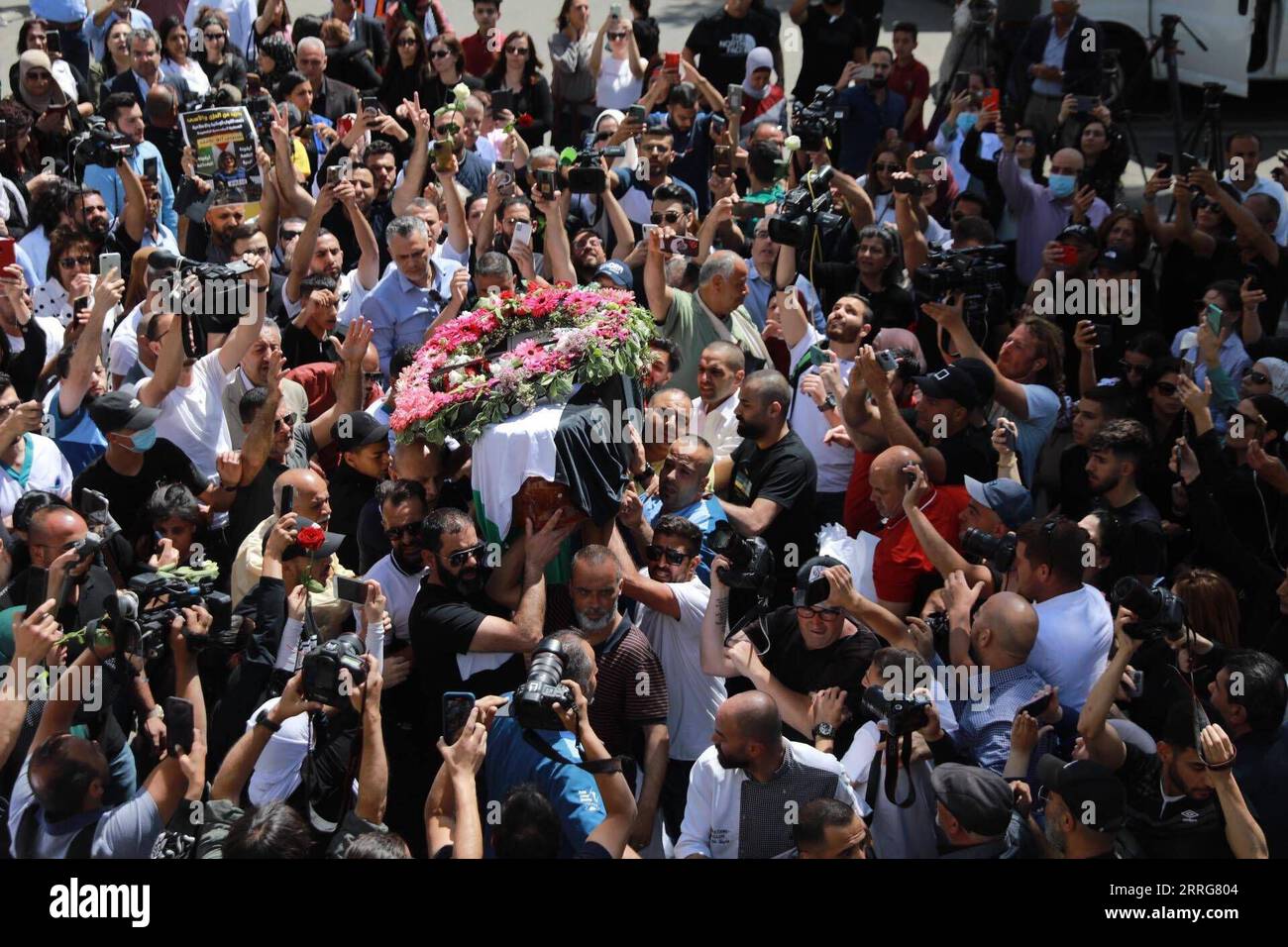 Gerusalemme, Trauerfeier für getötete Reporterin Schirin Abu Akle 220512 -- GERUSALEMME, 12 maggio 2022 -- la gente porta la bara del giornalista di al-Jazeera Shireen Abu Akleh a Gerusalemme, il 12 maggio 2022. Il giornalista di al-Jazeera Shireen Abu Akleh è stato ucciso nella Cisgiordania occupata a nord mercoledì mattina. Foto di /Xinhua MIDEAST-JERUSALEM-AL-JAZEERA-GIORNALISTA-BARA-ARRIVO MuammarxAwad PUBLICATIONxNOTxINxCHN Foto Stock