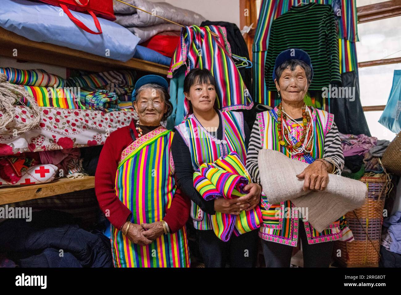 220513 -- GONGSHAN, 13 maggio 2022 -- li Wenshi L residente di Dulong e i suoi membri della famiglia mostrano le coperte Dulong nel villaggio di Dizhengdang della città di Dulongjiang, Gongshan Dulong e Nu Autonomous County, nella provincia dello Yunnan della Cina sud-occidentale, 10 maggio 2022. Dulong è un gruppo etnico di montagna nel sud-ovest della Cina. E' una delle minoranze etniche cinesi meno popolose. Nel 2018, il gruppo etnico Dulong ha sconvolto la povertà nel suo insieme, una svolta fenomenale. Li Wenshi, ereditando le capacità di tessitura delle coperte Dulong da sua madre, ha utilizzato la sua esperienza per creare vari prodotti che sono p Foto Stock