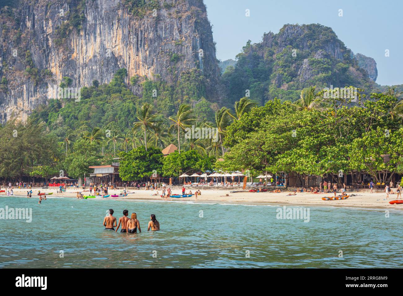 Railay, Thailandia - 14 aprile 2023: Chi ama le vacanze a Railay West Beach. Foto Stock