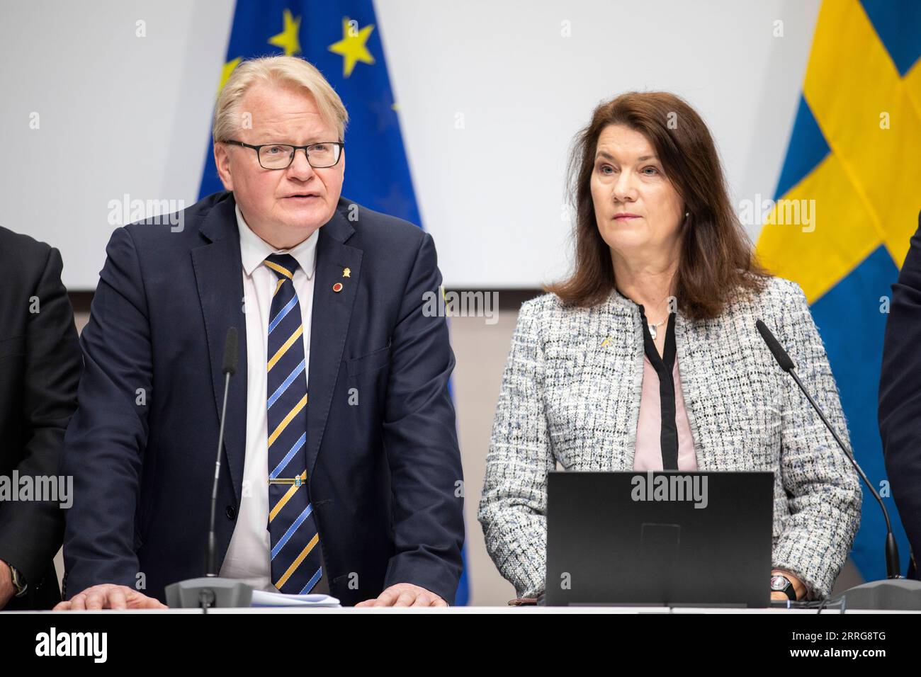 220513 -- STOCCOLMA, 13 maggio 2022 -- il ministro degli Esteri svedese Ann Linde R e il ministro della difesa Peter Hultqvist partecipano a una conferenza stampa su un'analisi della sicurezza a Stoccolma, in Svezia, il 13 maggio 2022. Un'analisi della sicurezza presentata dal parlamento svedese venerdì, secondo cui l'adesione alla NATO aumenterebbe la sicurezza per il paese nordico, è stata interrogata da diverse parti prima della storica decisione della Svezia di diventare un nuovo membro del blocco militare transatlantico. /Uffici governativi della Svezia/Handout via Xinhua SVEZIA-STOCCOLMA-NATO-ANALISI PARLAMENTARE NinnixAndersson PUBLICATIO Foto Stock