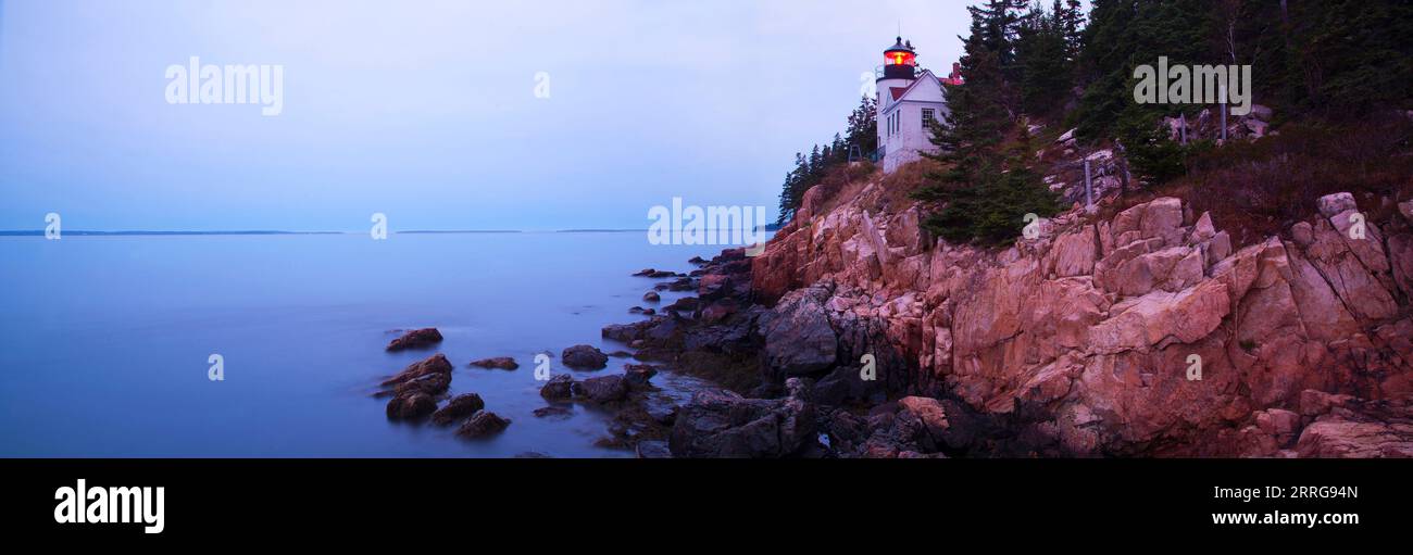 Il faro Bass Harbor Head si trova all'Acadia National Park, sull'isola di Mount Desert nel Maine, Stati Uniti. Foto Stock