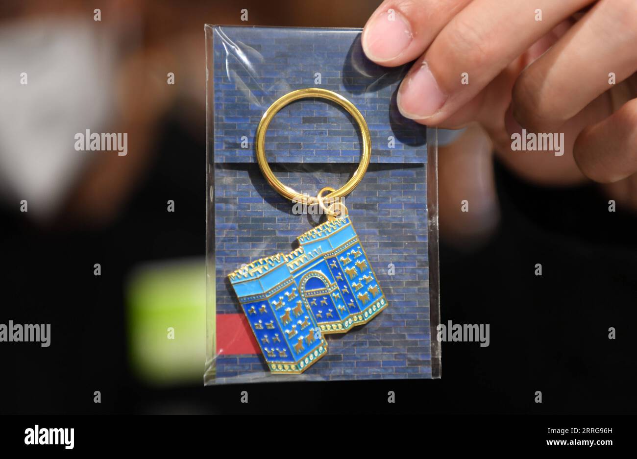 220514 -- BERLINO, 14 maggio 2022 -- foto scattata il 13 maggio 2022 mostra un portachiavi della porta di Ishtar al Museo Pergamon di Berlino, capitale della Germania. GERMANIA-BERLIN-PERGAMON MUSEUM-ISHTAR GATE RENXPENGFEI PUBLICATIONXNOTXINXCHN Foto Stock
