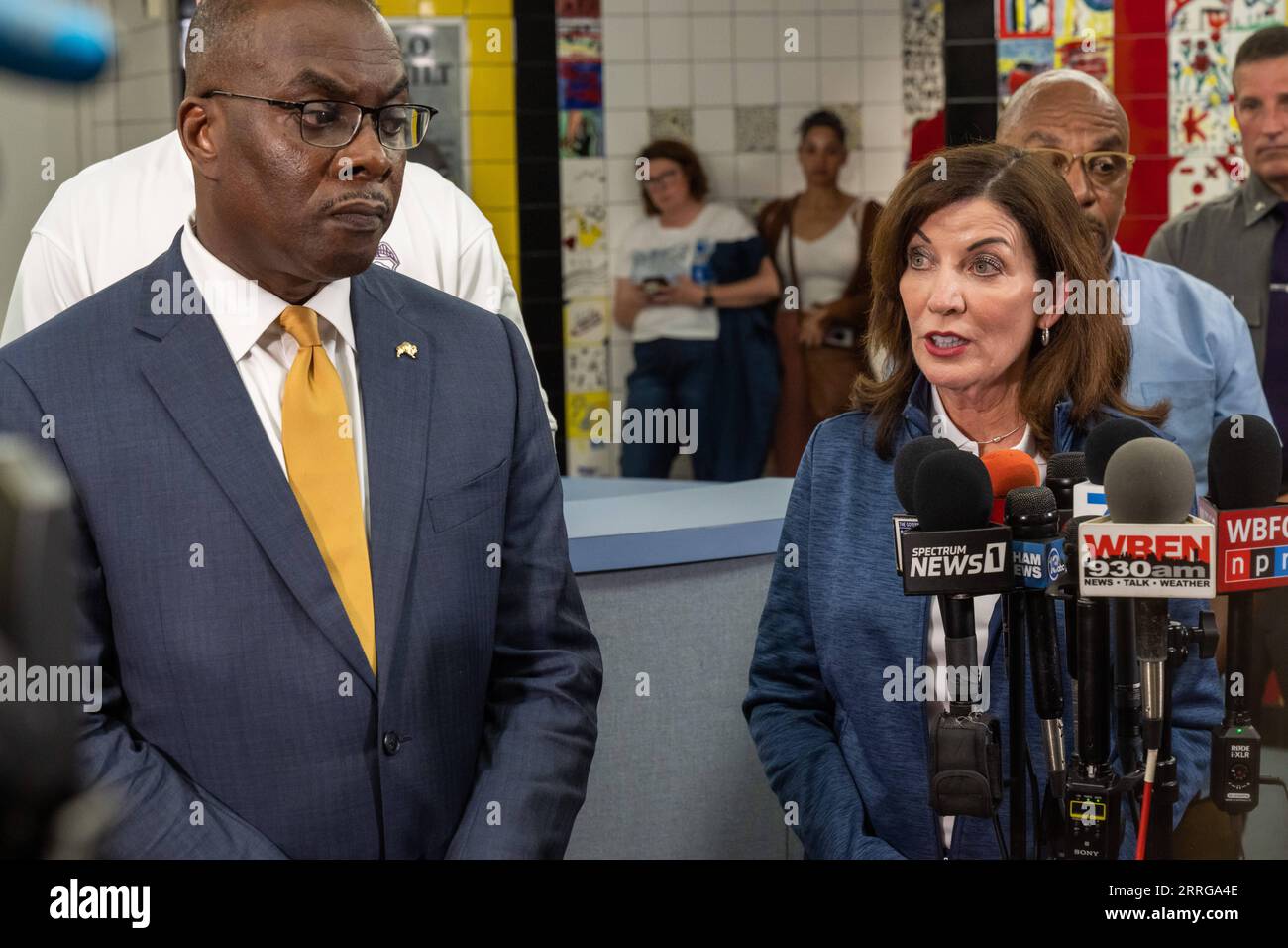 220515 -- BUFFALO, 15 maggio 2022 -- il governatore di New York Kathy Hochul R, il fronte tiene una conferenza stampa su una sparatoria di massa a Buffalo, nello Stato di New York, negli Stati Uniti, 14 maggio 2022. Un uomo armato uccise dieci persone e ne ferì tre in un supermercato a Buffalo, nello Stato di New York, sabato, secondo i funzionari locali. /Ufficio del Governatore Kathy Hochul/Handout via Xinhua U.S.-NEW YORK-BUFFALO-MASS SHOOTING DarrenxMcGee PUBLICATIONxNOTxINxCHN Foto Stock