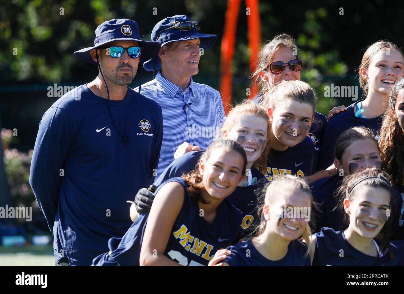 Atherton, Stati Uniti. 31 ottobre 2018. L'ex quarterback della NFL Steve Young, di mezzo, posa per una fotografia con la squadra di football della Menlo School prima del loro scrimmage con Woodside alla Menlo School di Atherton, California, il 6 settembre 2023. (Foto di Nhat V. Meyer/Bay area News Group/TNS/Sipa USA) credito: SIPA USA/Alamy Live News Foto Stock