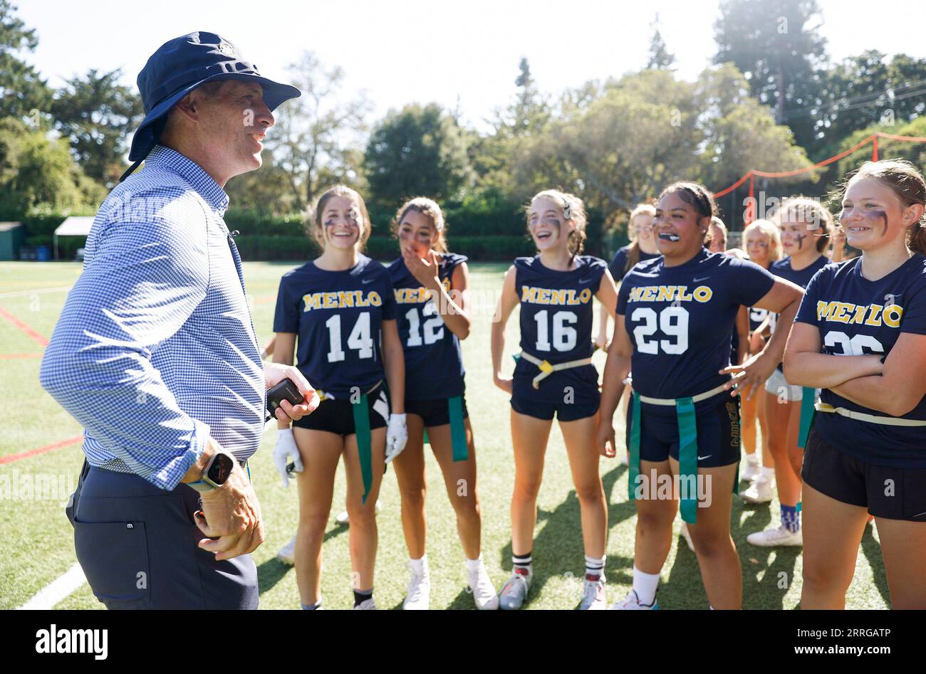 Atherton, Stati Uniti. 6 settembre 2023. L'ex quarterback della NFL Steve Young parla con i giocatori prima del loro scrimmage di flag football con Woodside alla Menlo School di Atherton, California, il 6 settembre 2023. Young è un assistente allenatore della squadra. (Foto di Nhat V. Meyer/Bay area News Group/TNS/Sipa USA) credito: SIPA USA/Alamy Live News Foto Stock