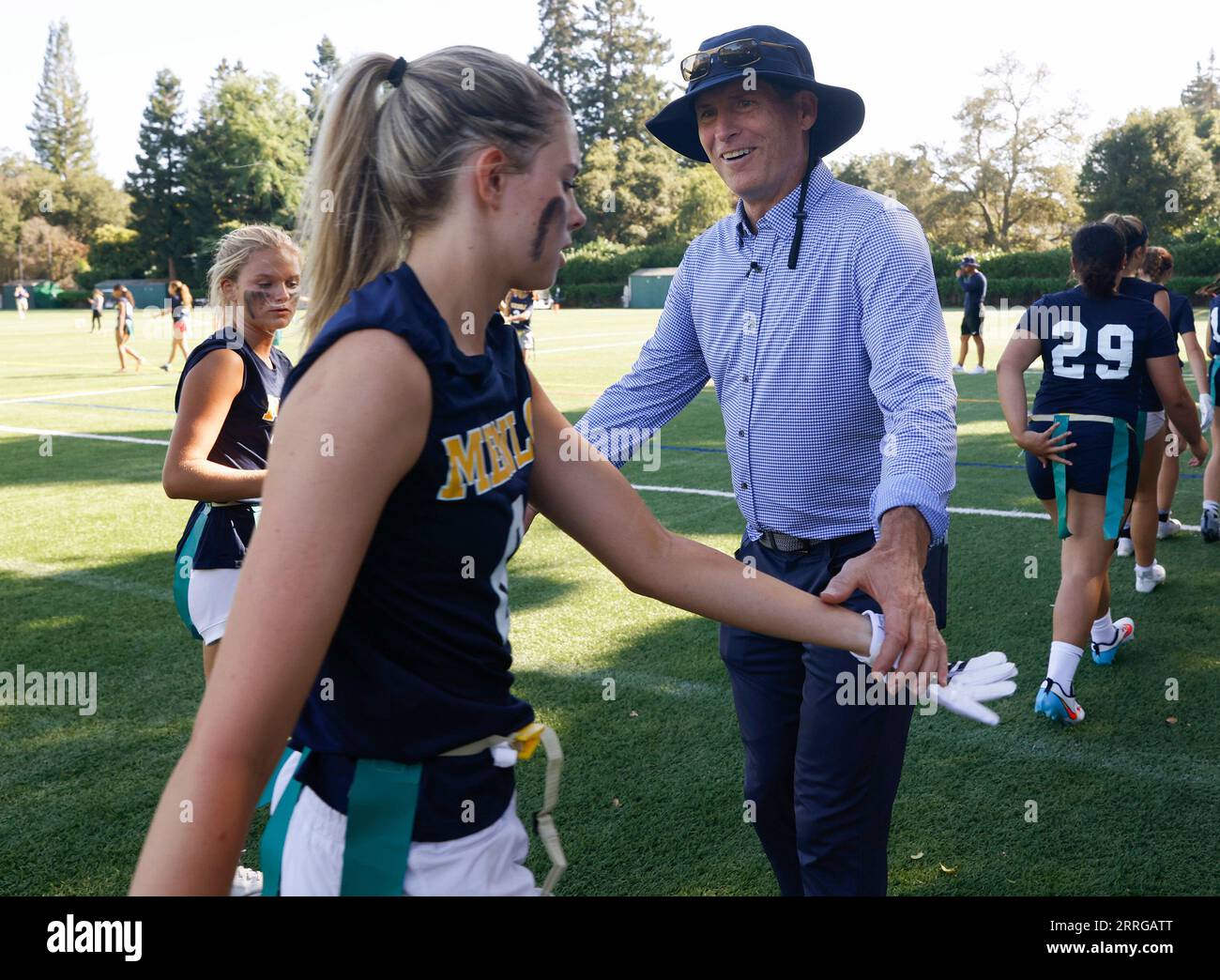 Atherton, Stati Uniti. 6 settembre 2023. L'ex quarterback della NFL Steve Young cerca di ottenere un abbraccio da sua figlia, Summer Young della Menlo School (3), dopo aver segnato un touchdown durante la loro linea di scrimmage di flag football con Woodside alla Menlo School di Atherton, California, il 6 settembre 2023. (Foto di Nhat V. Meyer/Bay area News Group/TNS/Sipa USA) credito: SIPA USA/Alamy Live News Foto Stock