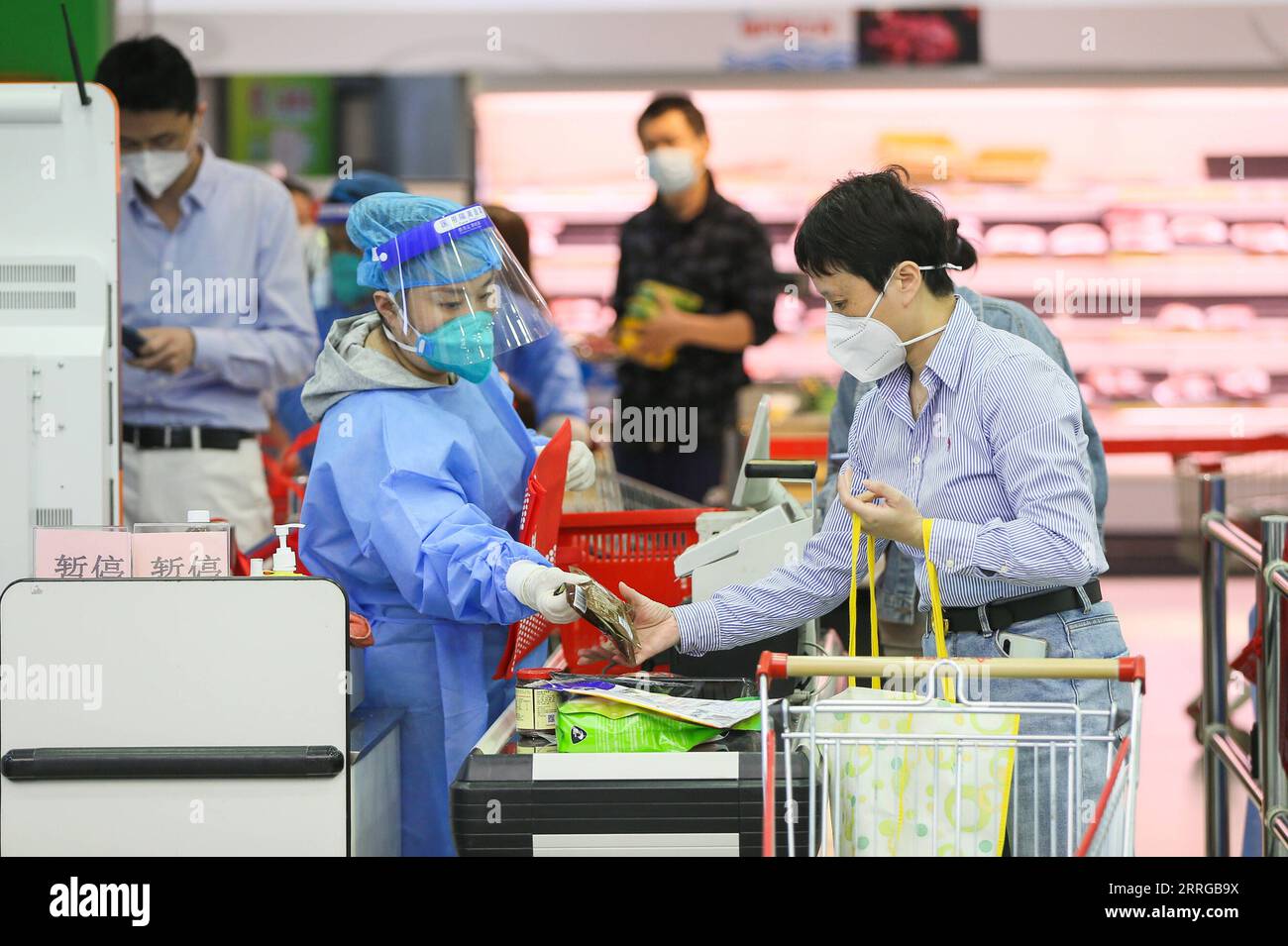 220516 -- SHANGHAI, 16 maggio 2022 -- la gente fa shopping in un supermercato nel distretto di Xuhui della Cina orientale di Shanghai, 16 maggio 2022. Secondo una conferenza stampa sulla prevenzione e il controllo delle epidemie tenutasi lunedì, la Cina ha interrotto la trasmissione della COVID-19 in 15 dei suoi 16 distretti. CHINA-SHANGHAI-COVID-19-LIFE CN DingxTing PUBLICATIONxNOTxINxCHN Foto Stock