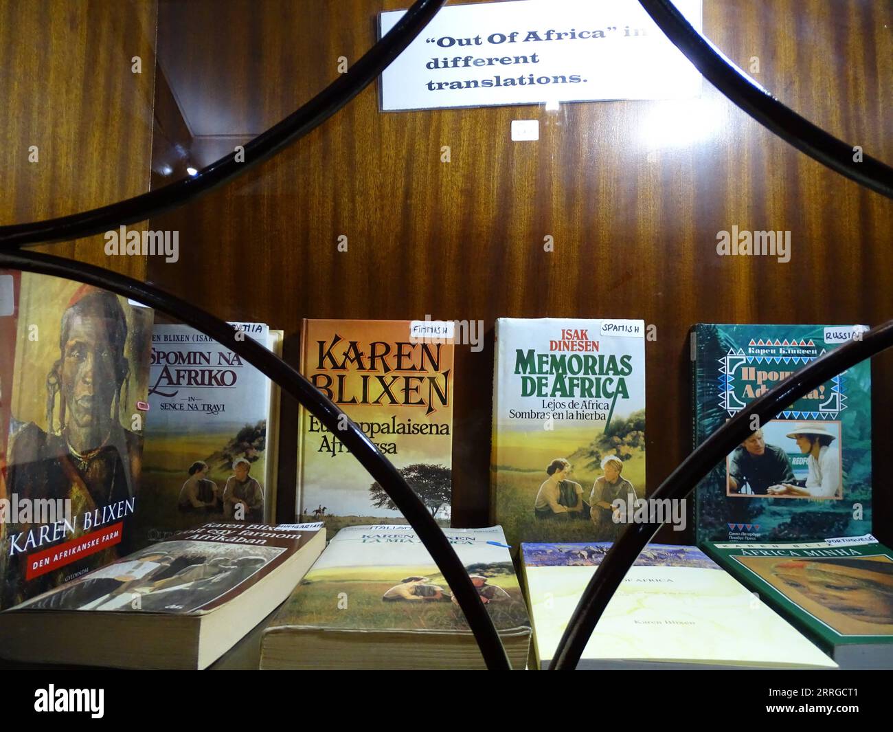 220517 -- NAIROBI, 17 maggio 2022 -- la foto mostra una varietà di versioni tradotte di Out of Africa all'interno della libreria del Karen Blixen Museum di Nairobi, Kenya, il 19 aprile 2022. DA NON PERDERE: Il Museo Karen Blixen che presenta un ricco patrimonio culturale in mezzo al crescente numero di turisti KENYA-NAIROBI-KAREN BLIXEN MUSEUM BaixLin PUBLICATIONxNOTxINxCHN Foto Stock