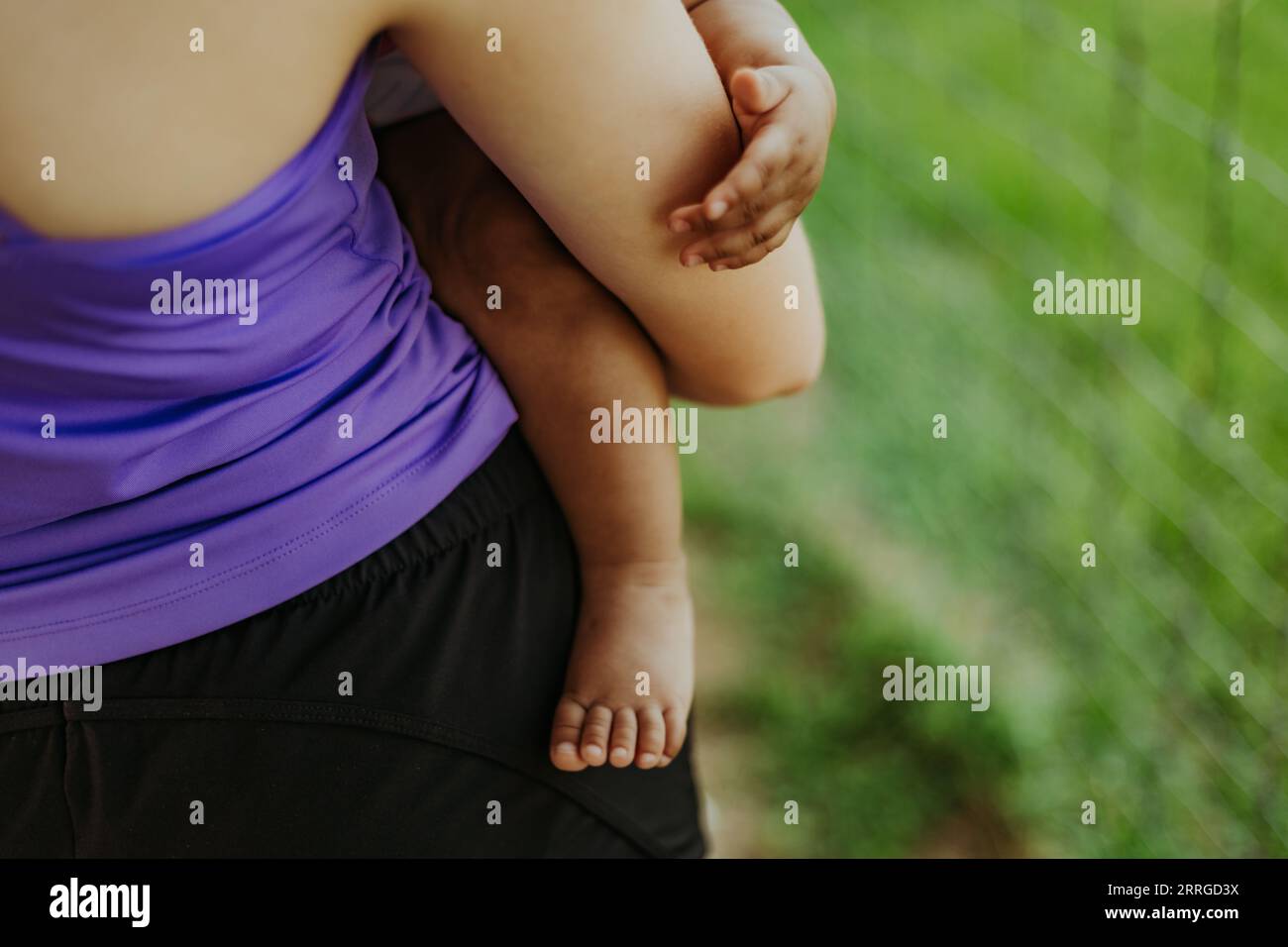 La madre amorevole ha un figlio di un anno. Foto Stock