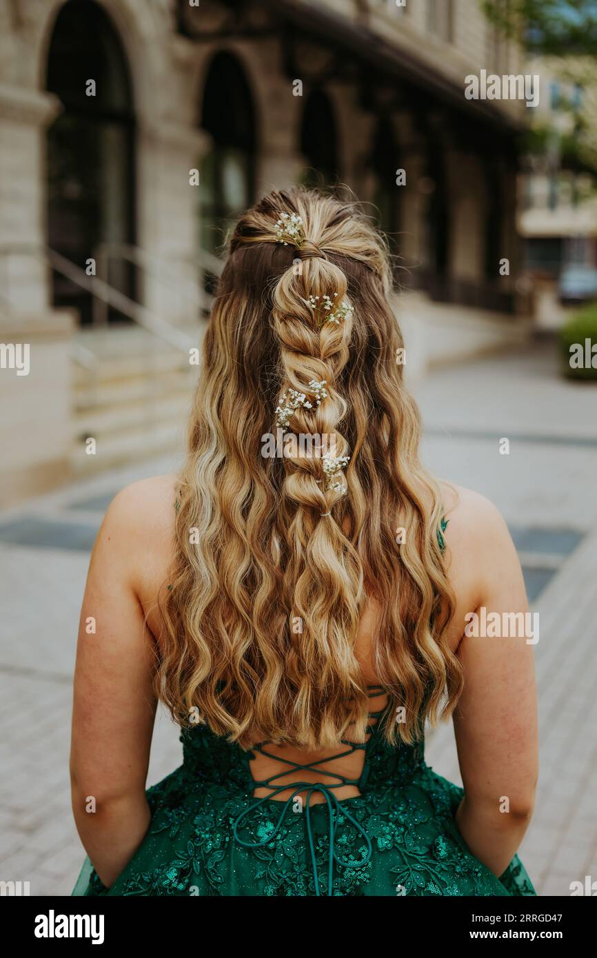 La giovane ragazza mostra i suoi capelli eleganti prima di ballare a scuola. Foto Stock