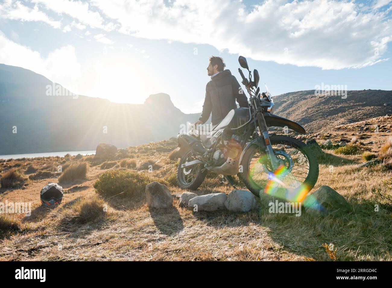 Avventura in moto e ciclista sulle strade del Perù al tramonto Foto Stock