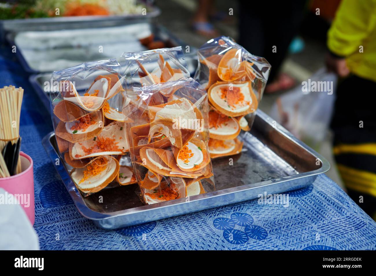 Pancake croccante tailandese in sacchetto di plastica in vendita al mercato di strada Foto Stock
