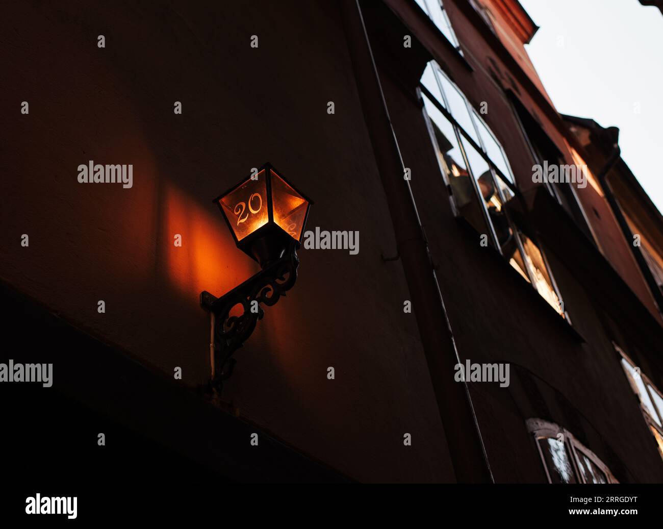 Semaforo moody sul lato di un edificio a Stoccolma Foto Stock