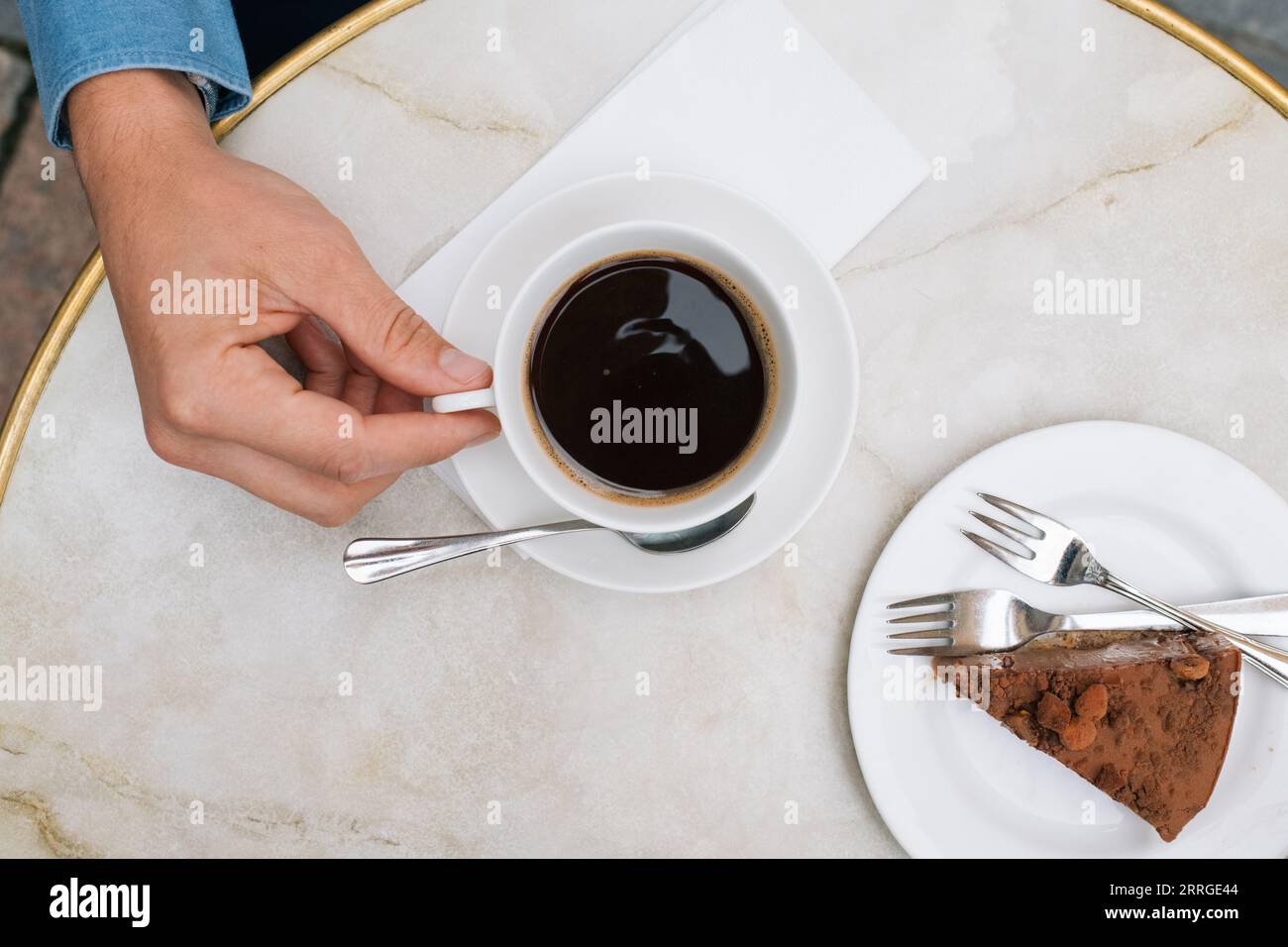 veduta del cielo di una tazza di caffè e di una torta su un tavolo Foto Stock
