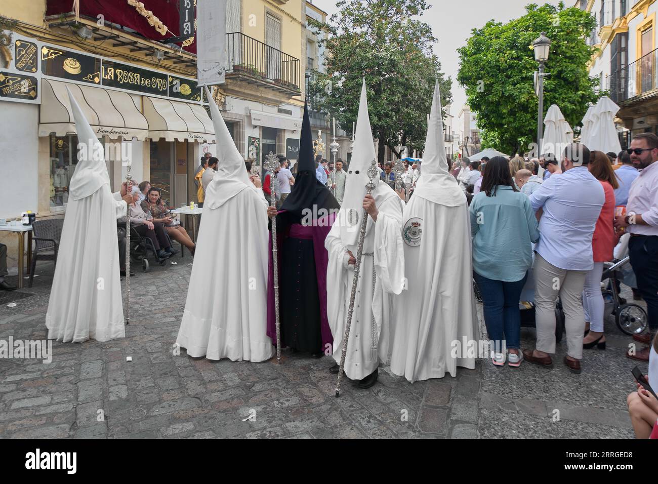 Jerez de la Frontera, Spagna - 8 settembre 2023: Confraternita dei Nazareni di Jerez de la Frontera tuniche con tuniche per strada Foto Stock