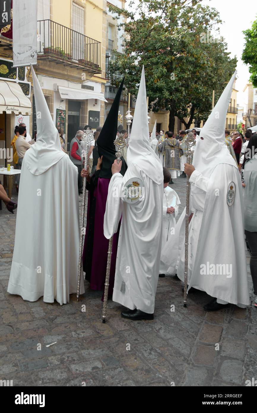 Jerez de la Frontera, Spagna - 8 settembre 2023: Confraternita dei Nazareni di Jerez de la Frontera tuniche con tuniche per strada Foto Stock