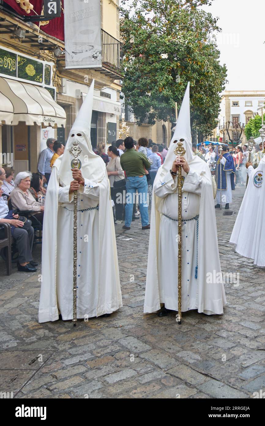 Jerez de la Frontera, Spagna - 8 settembre 2023: Confraternita dei Nazareni di Jerez de la Frontera tuniche con tuniche per strada Foto Stock