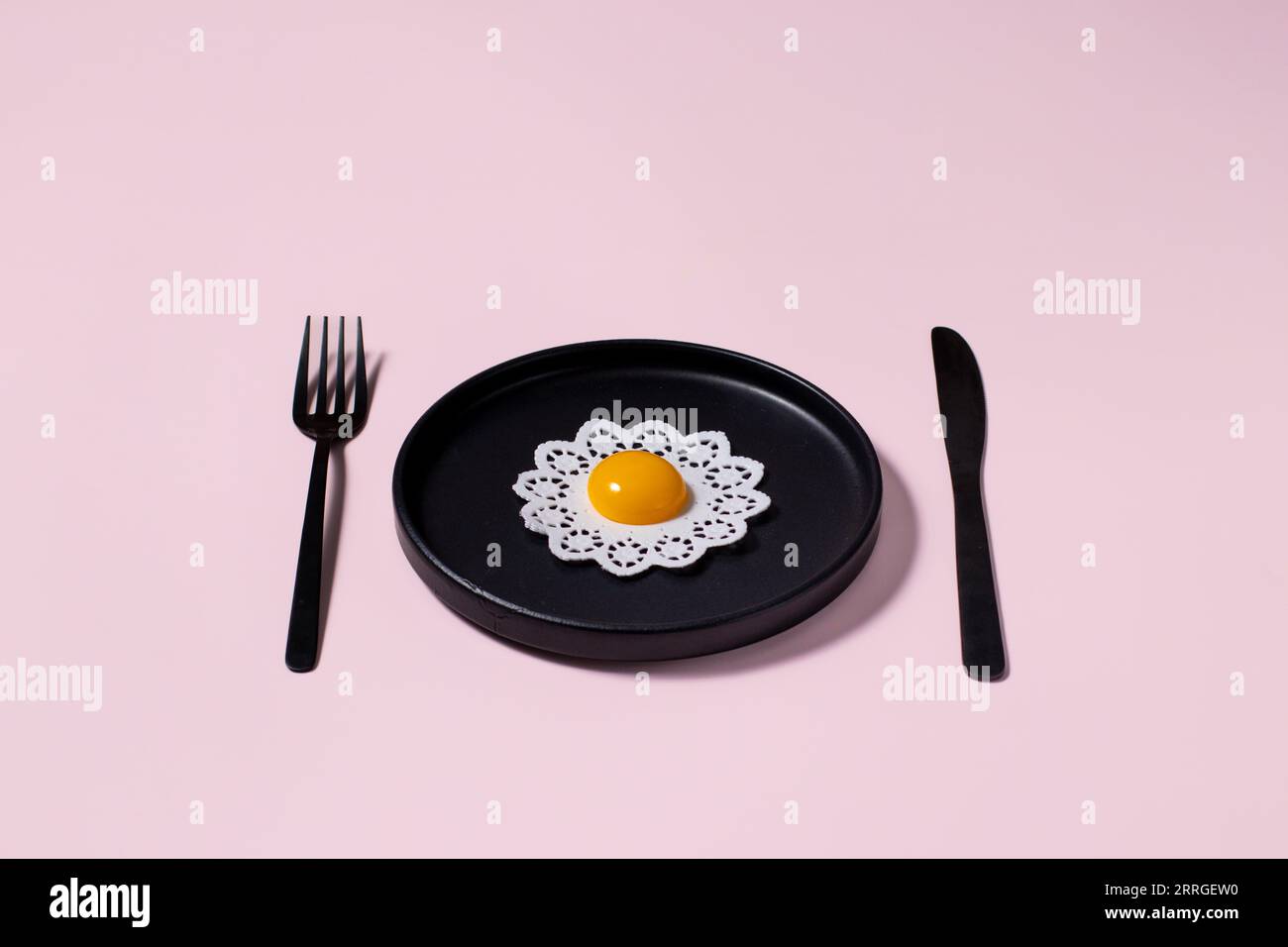 Colazione creativa. uova fritte in piatto. minimalismo. Art. Foto Stock