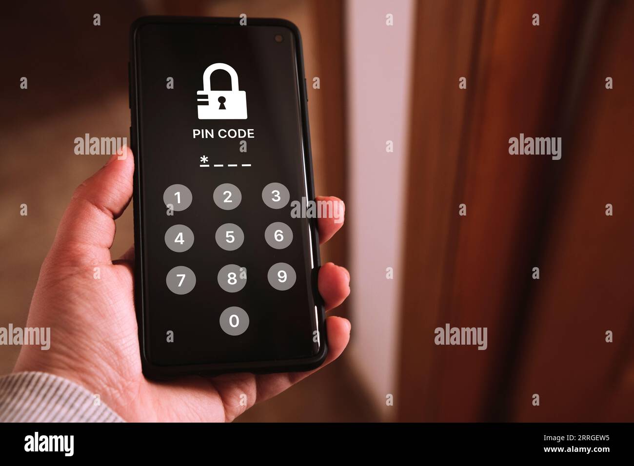 Donna che accede allo smartphone con codice PIN. Concetto di sicurezza informatica. Hacking e phishing. Accesso tramite password del telefono cellulare. Minacce online. Foto Stock