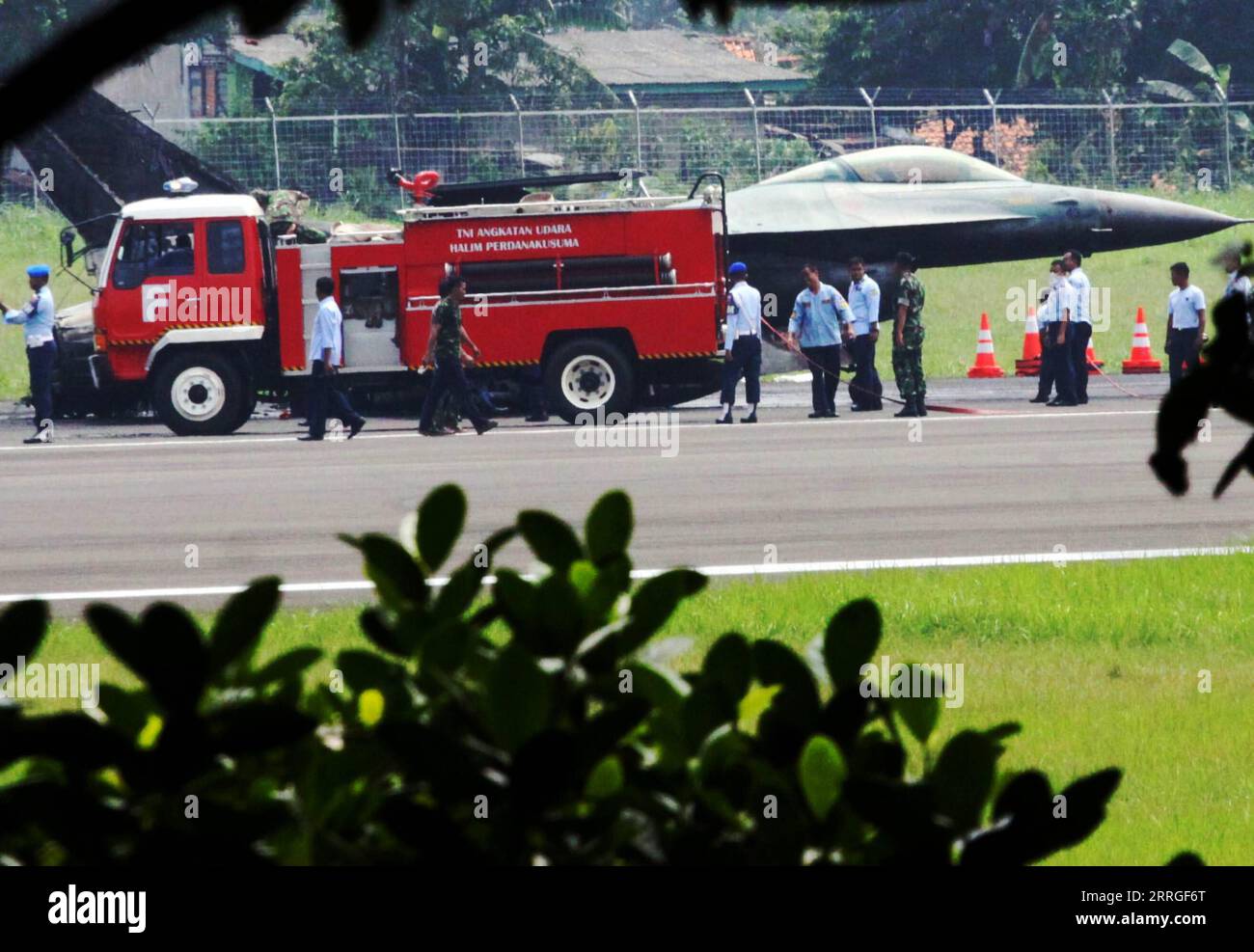 220520 -- MANILA, 20 maggio 2022 -- funzionari dell'aeronautica militare indonesiana arrivano sul luogo dell'incidente di un caccia a reazione F-16 all'aeroporto Halim Perdanakusuma di Giacarta, Indonesia, 16 aprile 2015. Foto di /Xinhua Xinhua titoli: Trappola statunitense di vendere armi di seconda mano dismays paesi del sud-est asiatico DantaxK. PUBLICATIONxNOTxINxCHN Foto Stock