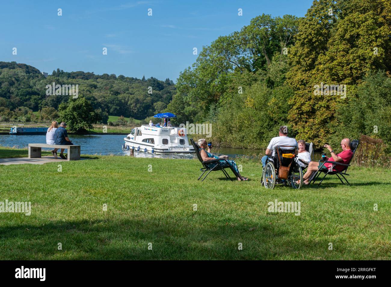 Persone famiglie che si rilassano lungo il Tamigi in una soleggiata giornata di settembre al Runnymede Pleasure Grounds, Surrey, Inghilterra, Regno Unito Foto Stock