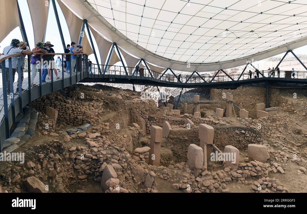 220522 -- ANKARA, 22 maggio 2022 -- la gente visita il sito archeologico di Gobekli Tepe nella provincia di Sanliurfa, Turchia sud-orientale, 21 maggio 2022. Gobekli Tepe, iscritto nella lista dei patrimoni dell'umanità dell'UNESCO nel 2018, è una delle principali destinazioni culturali della Turchia. Risalente a circa 12.000 anni fa, il sito è anche tra le più antiche rovine archeologiche del mondo, con massicce pietre intagliate e colonne a forma di T che precedono l'arrivo dell'agricoltura. Foto di /Xinhua TURKEY-SANLIURFA-WORLD HERITAGE-GOBEKLI TEPE MustafaxKaya PUBLICATIONxNOTxINxCHN Foto Stock