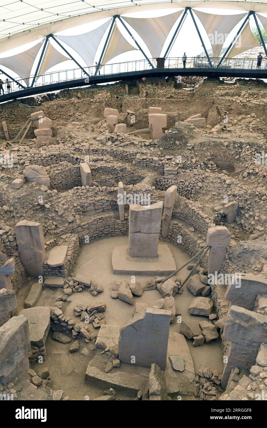 220522 -- ANKARA, 22 maggio 2022 -- reliquie sono viste nel sito archeologico di Gobekli Tepe nella provincia di Sanliurfa, nel sud-est della Turchia, 21 maggio 2022. Gobekli Tepe, iscritto nella lista dei patrimoni dell'umanità dell'UNESCO nel 2018, è una delle principali destinazioni culturali della Turchia. Risalente a circa 12.000 anni fa, il sito è anche tra le più antiche rovine archeologiche del mondo, con massicce pietre intagliate e colonne a forma di T che precedono l'arrivo dell'agricoltura. Foto di /Xinhua TURKEY-SANLIURFA-WORLD HERITAGE-GOBEKLI TEPE MustafaxKaya PUBLICATIONxNOTxINxCHN Foto Stock