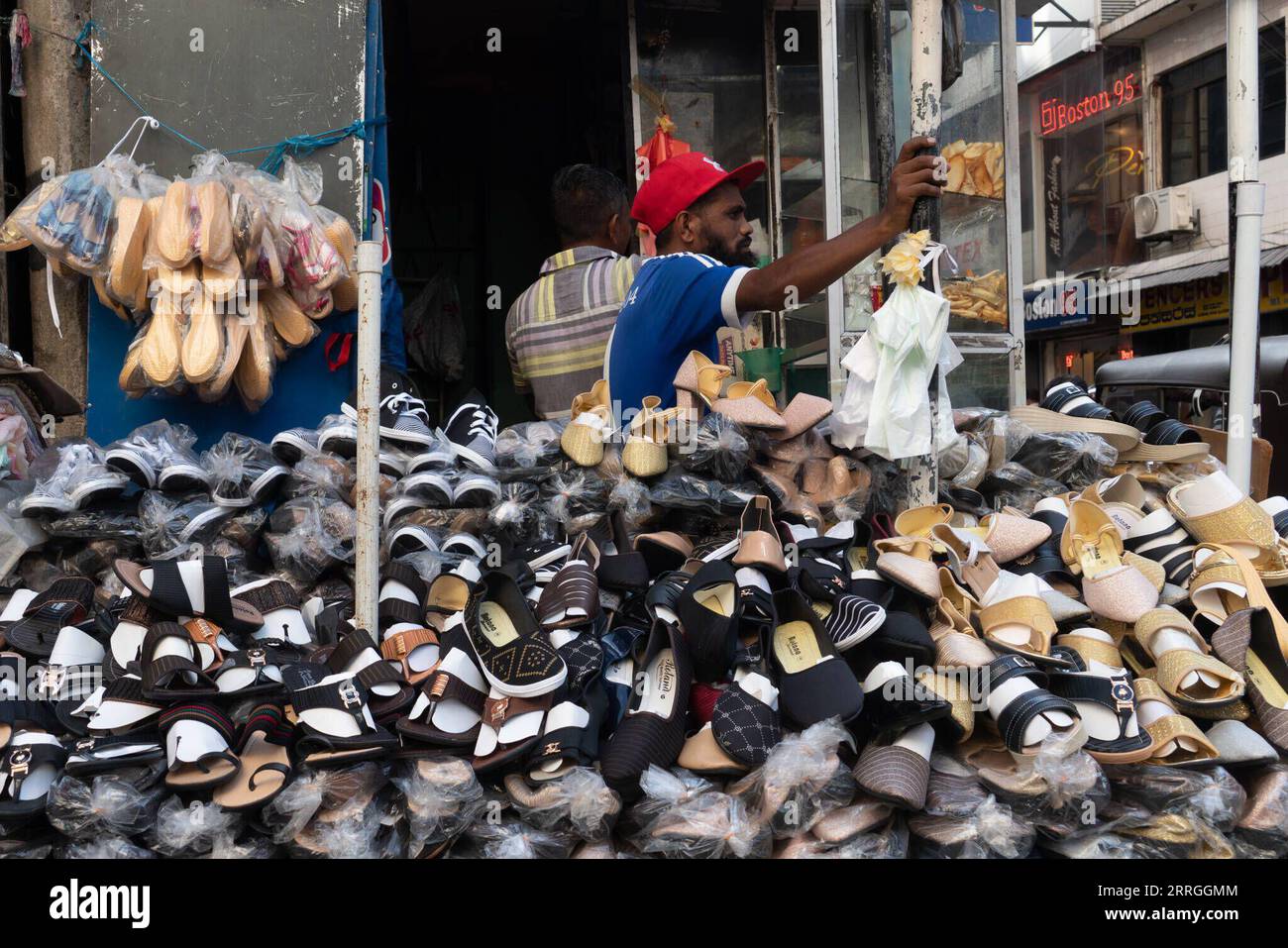 220522 -- COLOMBO, 22 maggio 2022 -- Un venditore di scarpe è visto al mercato di Pettah a Colombo, Sri Lanka, 21 maggio 2022. Il mercato di Pettah è uno dei più importanti e trafficati centri commerciali dello Sri Lanka, dove si può trovare un'ampia varietà di merci. A causa della crisi economica, gli affari nel mercato di Pettah non sono tanto prosperi come prima, ma il mercato alimentare all'ingrosso, strettamente legato alla vita della gente del posto, è ancora molto occupato. SRI LANKA-COLOMBO-WEEKEND-PETTAH MARKET TANGXLU PUBLICATIONXNOTXINXCHN Foto Stock