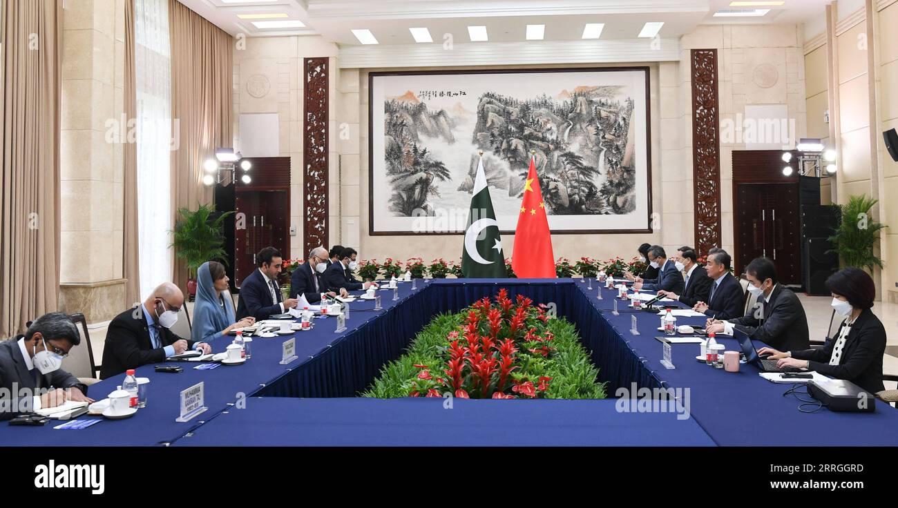 220522 -- GUANGZHOU, 22 maggio 2022 -- il consigliere di Stato cinese e ministro degli Esteri Wang Yi tiene colloqui con il nuovo ministro degli Esteri pakistano Bilawal Bhutto Zardari a Guangzhou, nella provincia del Guangdong della Cina meridionale, 22 maggio 2022. CHINA-GUANGZHOU-WANG YI-PAKISTAN-FMS-TALKS CN DENGXHUA PUBLICATIONXNOTXINXCHN Foto Stock