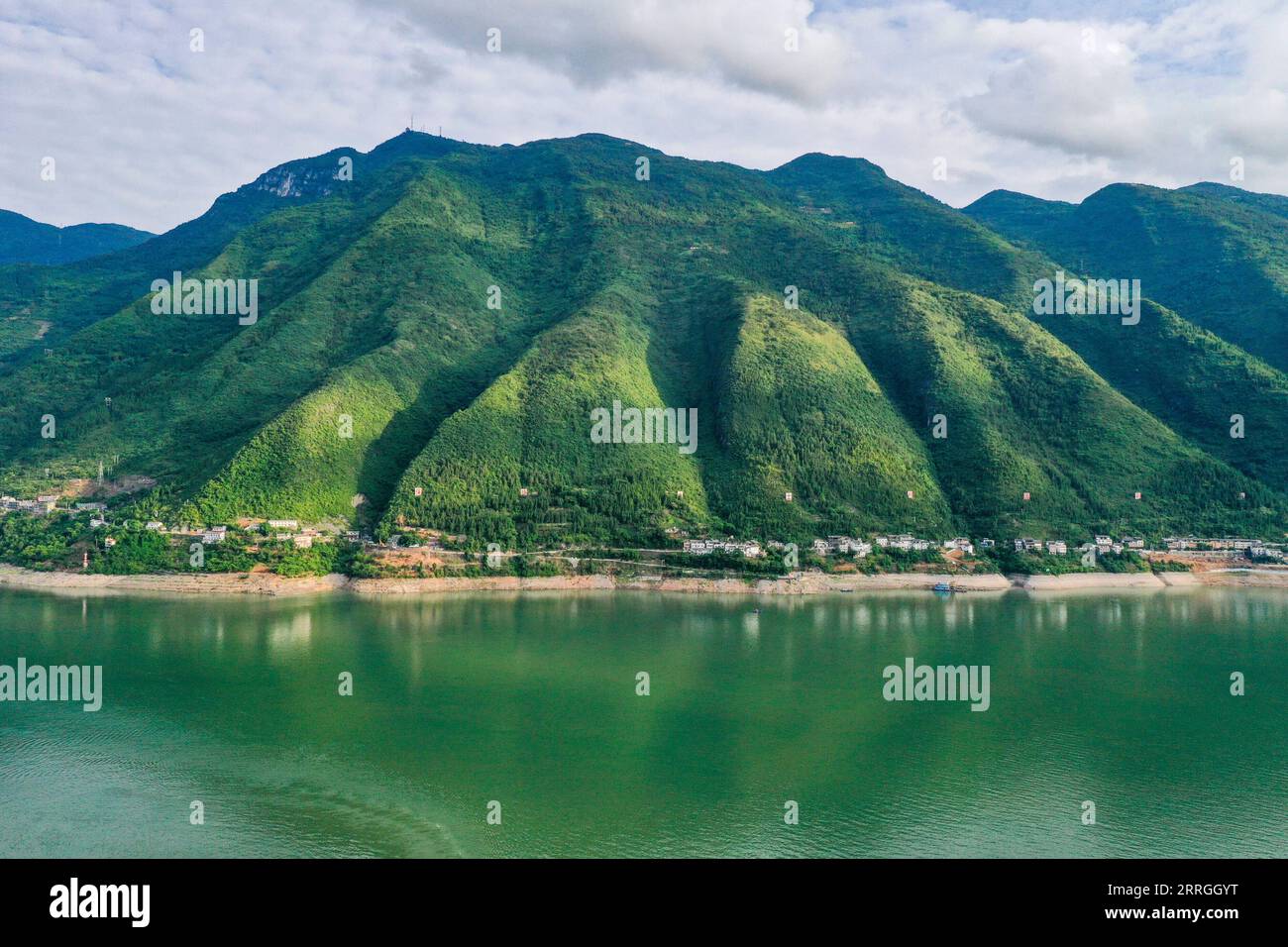 220522 -- CHONGQING, 22 maggio 2022 -- foto aerea scattata il 19 maggio 2022 mostra il paesaggio della sezione Wushan del fiume Yangtze nel comune di Chongqing della Cina sud-occidentale. CHINA-CHONGQING-WUSHAN-YANGTZE RIVER-LANDSCAPE CN WANGXQUANCHAO PUBLICATIONXNOTXINXCHN Foto Stock