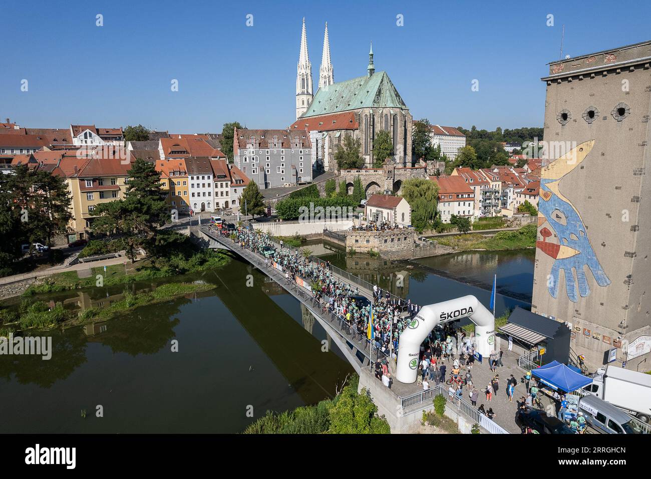 8 settembre 2023, Sassonia, Göritz: I ciclisti su strada aspettano l'inizio della corsa europea per la pace 2023 sul Ponte della città Vecchia. L'European Peace Ride (EPR) è un progetto della capitale europea della cultura 2025 progettato per celebrare la cultura dello sport. Foto: Paul Glaser/dpa Foto Stock