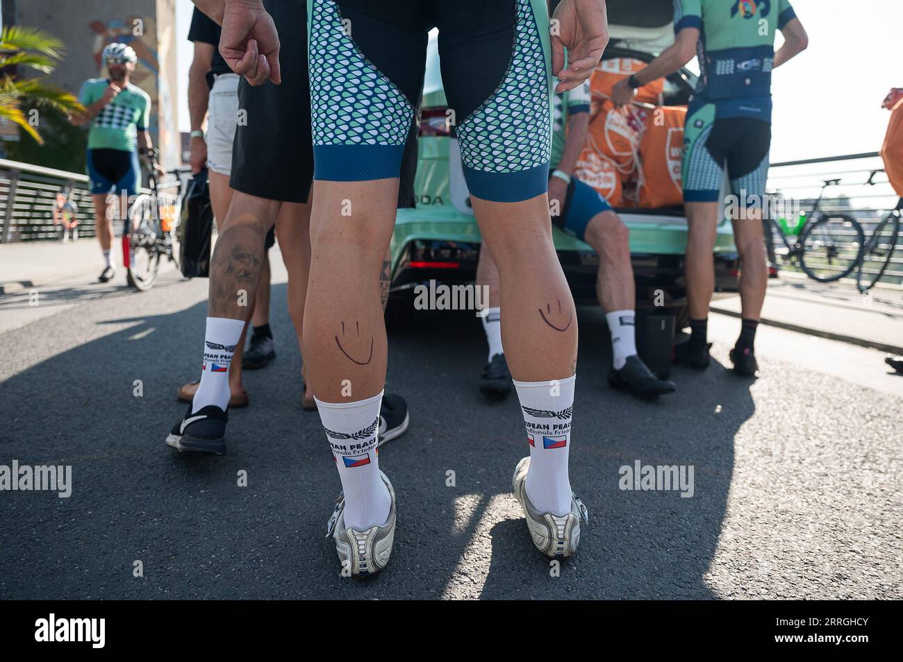 8 settembre 2023, Sassonia, Göritz: Un ciclista con vitelli dipinti attende l'inizio della corsa europea della pace 2023 sul Ponte della città Vecchia. L'European Peace Ride (EPR) è un progetto della capitale europea della cultura 2025 progettato per celebrare la cultura dello sport. Foto: Paul Glaser/dpa Foto Stock