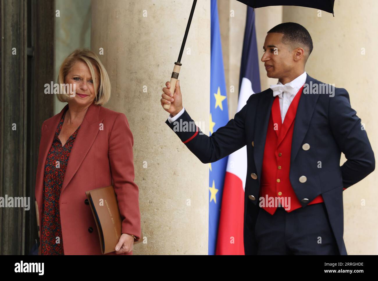 220523 -- PARIGI, 23 maggio 2022 -- il ministro francese della salute e della prevenzione Brigitte Bourguignon arriva per la prima riunione settimanale del gabinetto del nuovo gabinetto al Palazzo Presidenziale dell'Elysee a Parigi, in Francia, il 23 maggio 2022. Il presidente francese Emmanuel Macron ha nominato venerdì ministri per il nuovo governo del paese. In totale il nuovo governo ha 27 membri con 17 ministeri, sei ministeri delegati e quattro segretari di stato. FRANCIA-PARIGI-GOVERNO GaoxJing PUBLICATIONxNOTxINxCHN Foto Stock