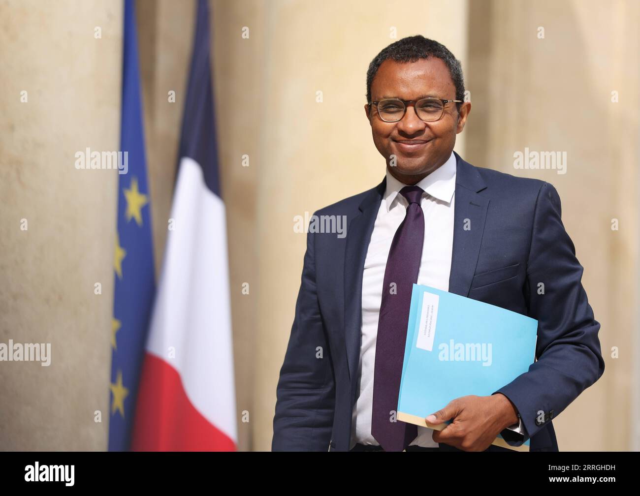 220523 -- PARIGI, 23 maggio 2022 -- il ministro francese dell'istruzione e della gioventù Pap Ndiaye arriva per la prima riunione settimanale del nuovo gabinetto al Palazzo Presidenziale dell'Elysee a Parigi, in Francia, il 23 maggio 2022. Il presidente francese Emmanuel Macron ha nominato venerdì ministri per il nuovo governo del paese. In totale il nuovo governo ha 27 membri con 17 ministeri, sei ministeri delegati e quattro segretari di stato. FRANCIA-PARIGI-GOVERNO GaoxJing PUBLICATIONxNOTxINxCHN Foto Stock