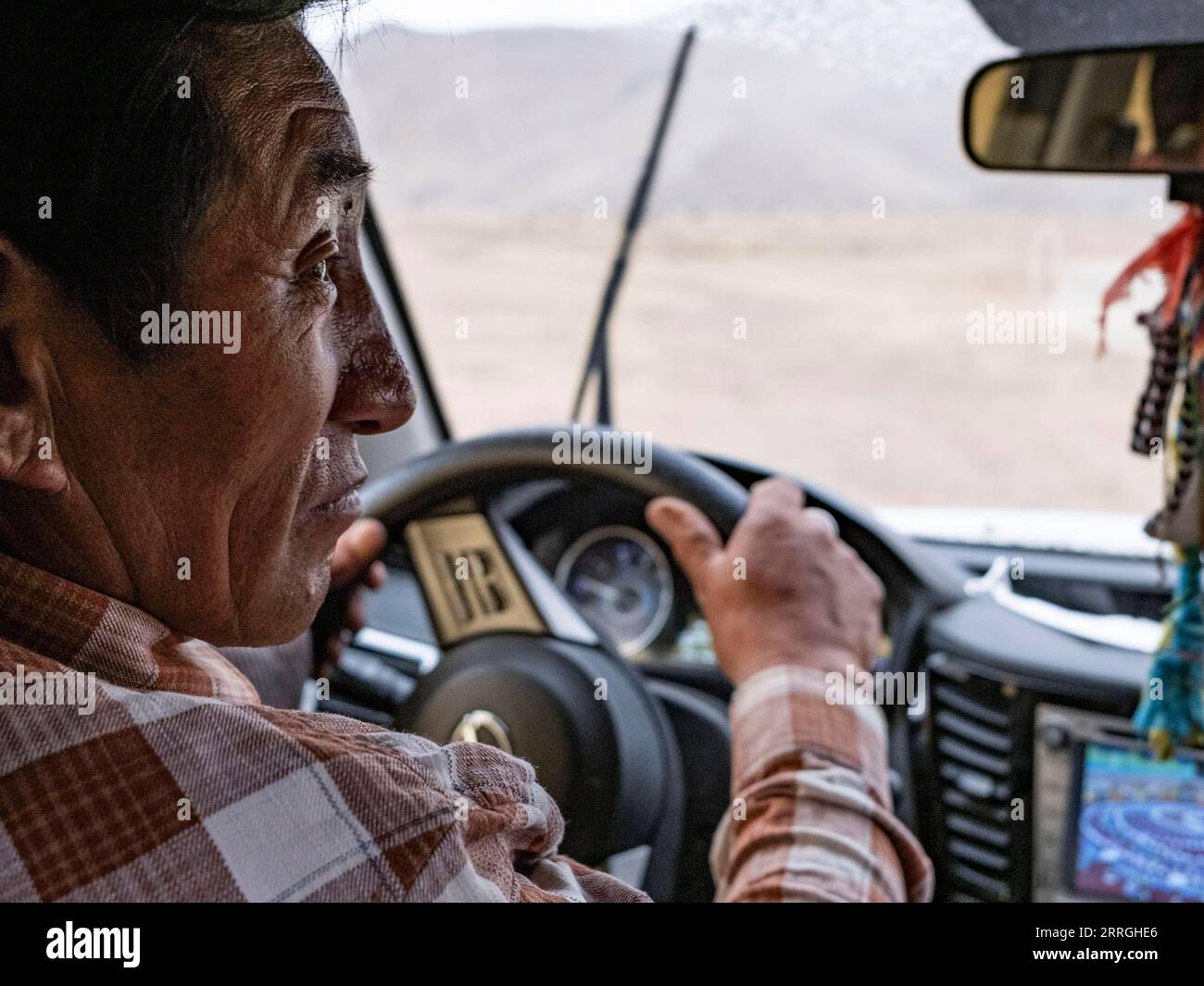 220523 -- DAMXUNG, 23 maggio 2022 -- Lodro Drives to project a film in Barling Village, Damxung County of Lhasa, regione autonoma Tibet della Cina sud-occidentale, 20 maggio 2022. Residente nella contea di Damxung di Lhasa, Lodro è un proiettista rurale di cinema all'aperto senza scopo di lucro. Dal 1985, Lodro ha viaggiato in quasi duecento villaggi sulle praterie del Tibet settentrionale. Per il pubblico in aree remote, Lodro ha ripetuto le procedure di proiezione di film più e più volte, impostando lo schermo e lo stereo, controllando e risolvendo i problemi del generatore e del proiettore, preparandosi per la proiezione, e così via Foto Stock