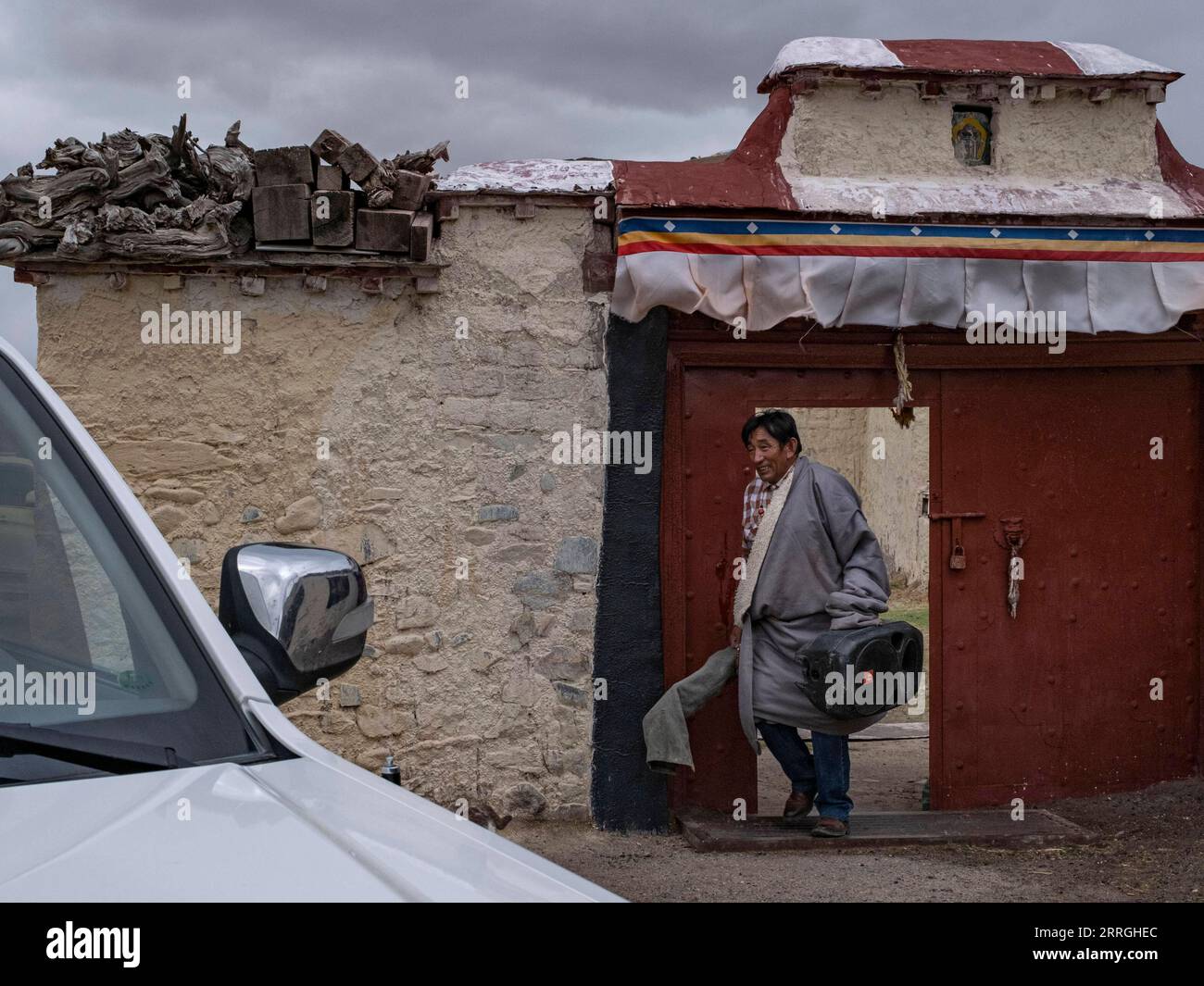 220523 -- DAMXUNG, 23 maggio 2022 -- Lodro si prepara alla proiezione di film nel villaggio di Latog, nella contea di Damxung di Lhasa, nella regione autonoma del Tibet del sud-ovest della Cina, 20 maggio 2022. Residente nella contea di Damxung di Lhasa, Lodro è un proiettista rurale di cinema all'aperto senza scopo di lucro. Dal 1985, Lodro ha viaggiato in quasi duecento villaggi sulle praterie del Tibet settentrionale. Per il pubblico in aree remote, Lodro ha ripetuto le procedure di proiezione di film più e più volte, impostando lo schermo e lo stereo, controllando e risolvendo i problemi del generatore e del proiettore, preparandosi per la proiezione, e così via Foto Stock