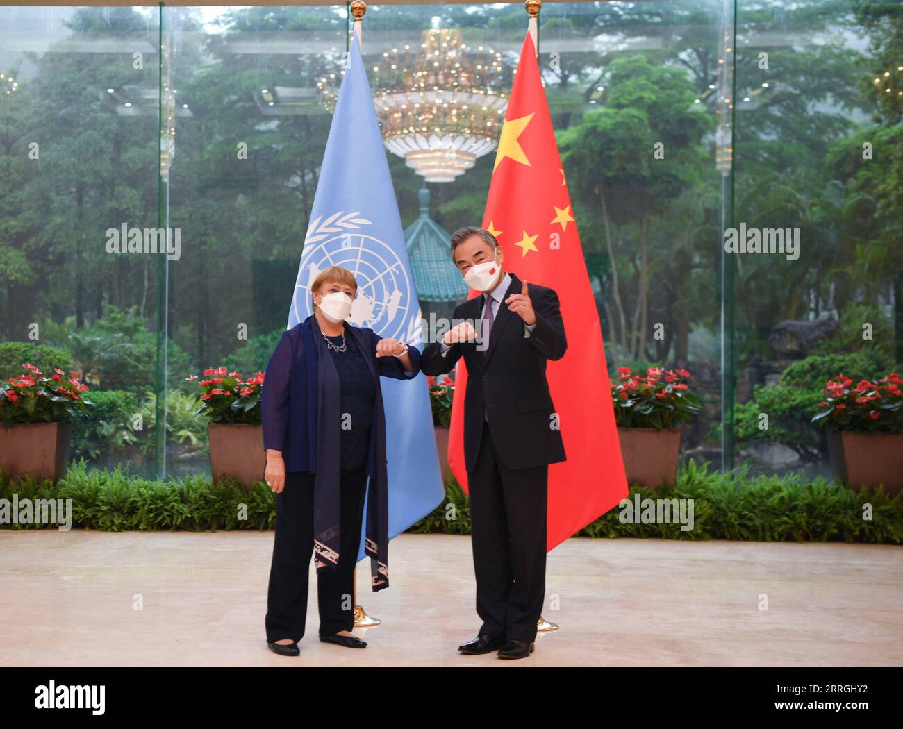 220523 -- GUANGZHOU, 23 maggio 2022 -- il consigliere di Stato cinese e ministro degli Esteri Wang Yi incontra l'alto Commissario delle Nazioni Unite per i diritti umani Michelle Bachelet a Guangzhou, nella provincia del Guangdong nella Cina meridionale, 23 maggio 2022. CHINA-GUANGZHOU-WANG YI-UN RIUNIONE PRINCIPALE SUI DIRITTI UMANI CN DENGXHUA PUBLICATIONXNOTXINXCHN Foto Stock
