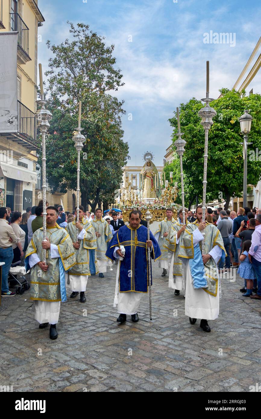 Jerez de la Frontera, Spagna - 8 settembre 2023: Processione con la Vergine per le strade di Jerez de la Frontera durante la settimana Santa. Foto Stock