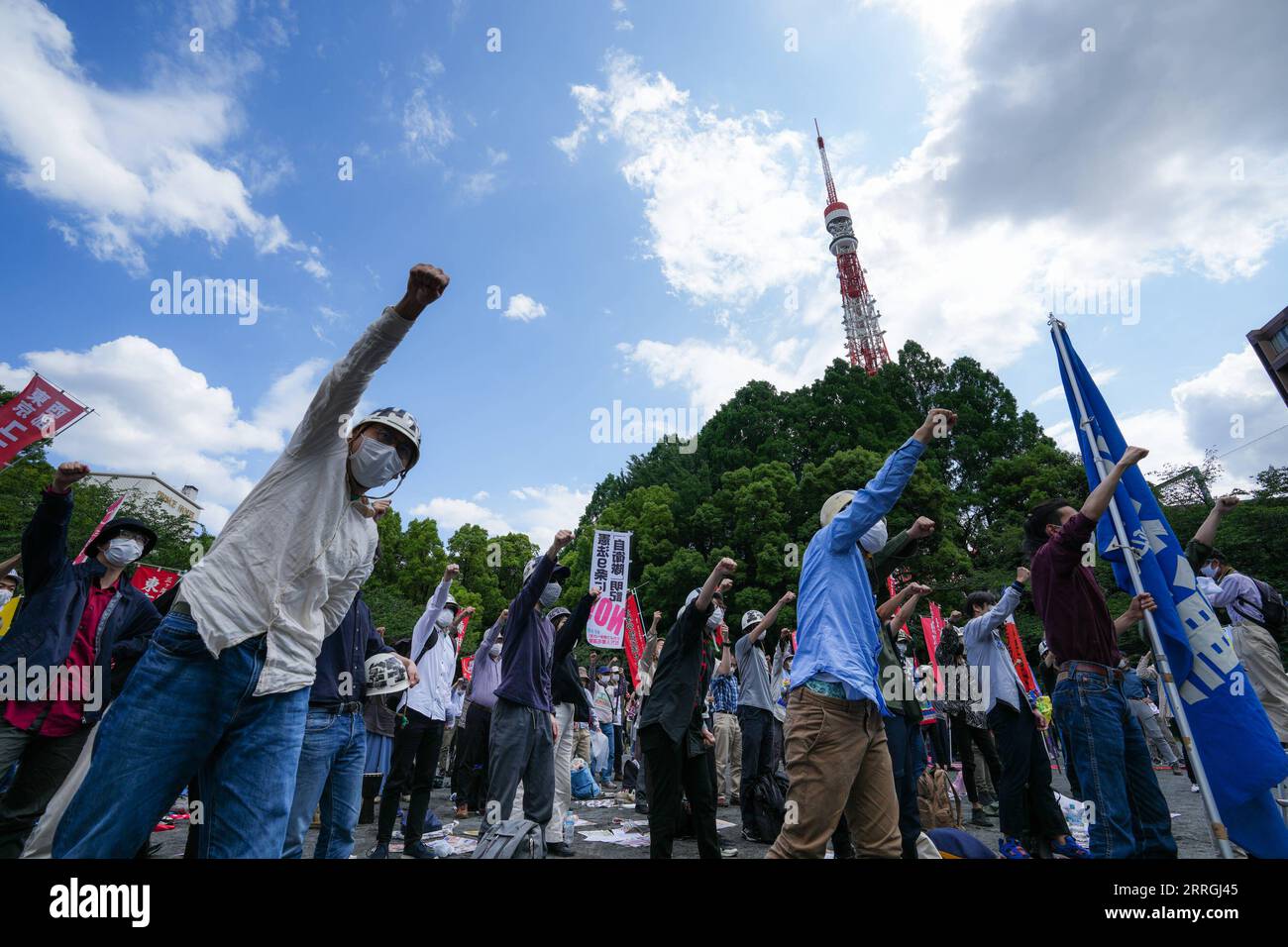 220524 -- TOKYO, 24 maggio 2022 -- i manifestanti si riuniscono a Shiba Park per manifestare contro il prossimo vertice USA-Giappone e il vertice del Quadrilatero dialogo sulla sicurezza, a Tokyo, Giappone, 22 maggio 2022. Xinhua titoli: Il viaggio di Biden in Asia nel confronto dei fan non vince il cuore, tattica divisiva destinata a fallire ZhangxXiaoyu PUBLICATIONxNOTxINxCHN Foto Stock