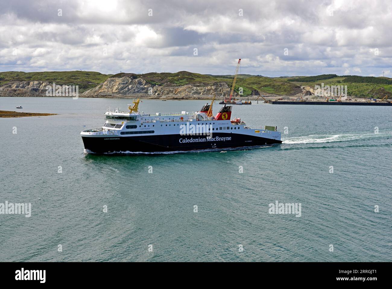 Il Caledonian MacBrayne Passenger/RoRo Cargo Ferry 'Loch Seaforth e' visto in partenza da Stornoway Isola di Lewis per Ullapool sulla terraferma scozzese. Foto Stock