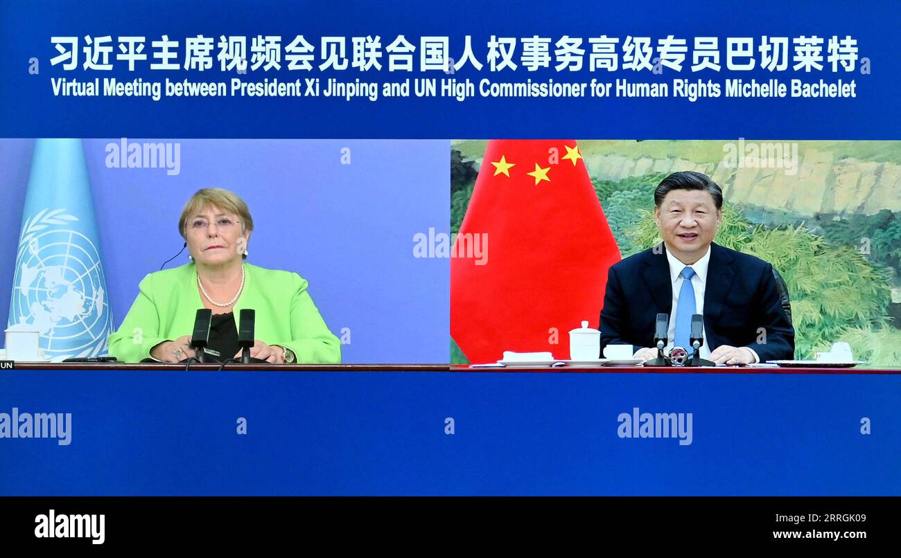 News Bilder des Tages 220525 -- PECHINO, 25 maggio 2022 -- il presidente cinese Xi Jinping tiene un incontro con l'alto Commissario delle Nazioni Unite per i diritti umani Michelle Bachelet via video link a Pechino, capitale della Cina, 25 maggio 2022. CHINA-BEIJING-XI JINPING-ONU-RIUNIONE CAPO DIRITTI UMANI CN YUEXYUEWEI PUBLICATIONXNOTXINXCHN Foto Stock