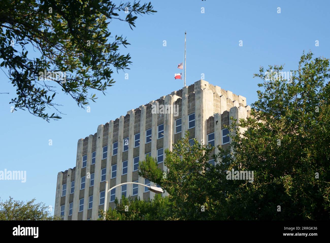 220525 -- HOUSTON, 25 maggio 2022 -- foto scattata il 24 maggio 2022 mostra le bandiere a metà staff in cima all'edificio del Texas Department of Transportation ad Austin, Texas, Stati Uniti. Almeno 19 bambini e due adulti sono stati uccisi in una sparatoria alla Robb Elementary School nella città di Uvalde, Texas, martedì. Foto di /Xinhua U.S.-TEXAS-MASS SHOOTING BoxLee PUBLICATIONxNOTxINxCHN Foto Stock