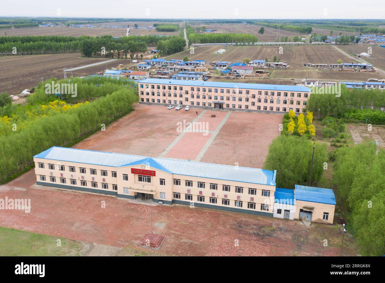 220525 -- HARBIN, 25 maggio 2022 -- foto aerea scattata il 24 maggio 2022 mostra una vista della Renmin Town Central Primary School di Anda City, nella provincia di Heilongjiang nel nord-est della Cina. La classe di musica della scuola primaria è stata fondata nell'aprile 2019. Gli insegnanti della classe adattano i testi delle canzoni popolari per essere adatti ai bambini a cantare, e poi insegnano loro le canzoni durante la pausa pranzo o l'attività del club. I video del coro per bambini sono stati pubblicati su piattaforme video brevi, che sono stati graditi da molti netizen e hanno guadagnato oltre 1 milione di fan. Con la crescente popolarità, la classe musicale ha g Foto Stock