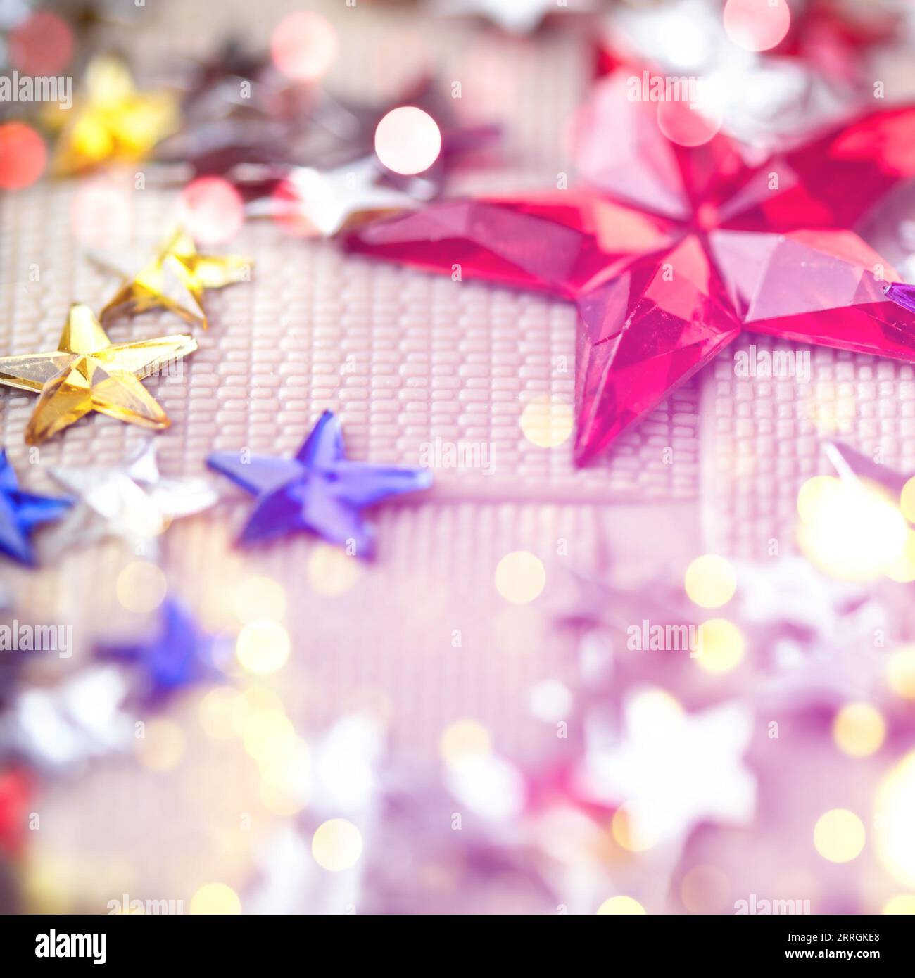 Sfondo natalizio. Stelle decorative multicolore. Concetto di celebrazione. Foto Stock