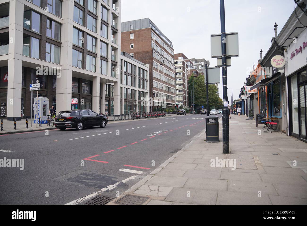 RITRASMESSO CORREGGENDO LA BYLINE A LUCY NORTH Una vista generale dell'area in Upper Richmond Road (A205), dove un camion di consegna Bidfood fu fermato dalla polizia vicino all'incrocio con Carlton Drive alle 8.37am, dopo la fuga di Daniel Khalife dal vicino HMP Wandsworth mercoledì. Data immagine: Venerdì 8 settembre 2023. Foto Stock